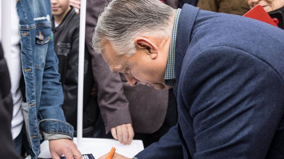 Орбан подписал петицию "против военных планов ЕС"