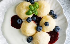 Для галушек понадобится 300 г творога