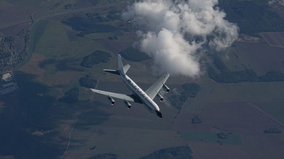 Самолет электронного наблюдения RC-135 Rivet Joint и морской патрульный самолет P-8A Poseidon совершили 12-часовую миссию