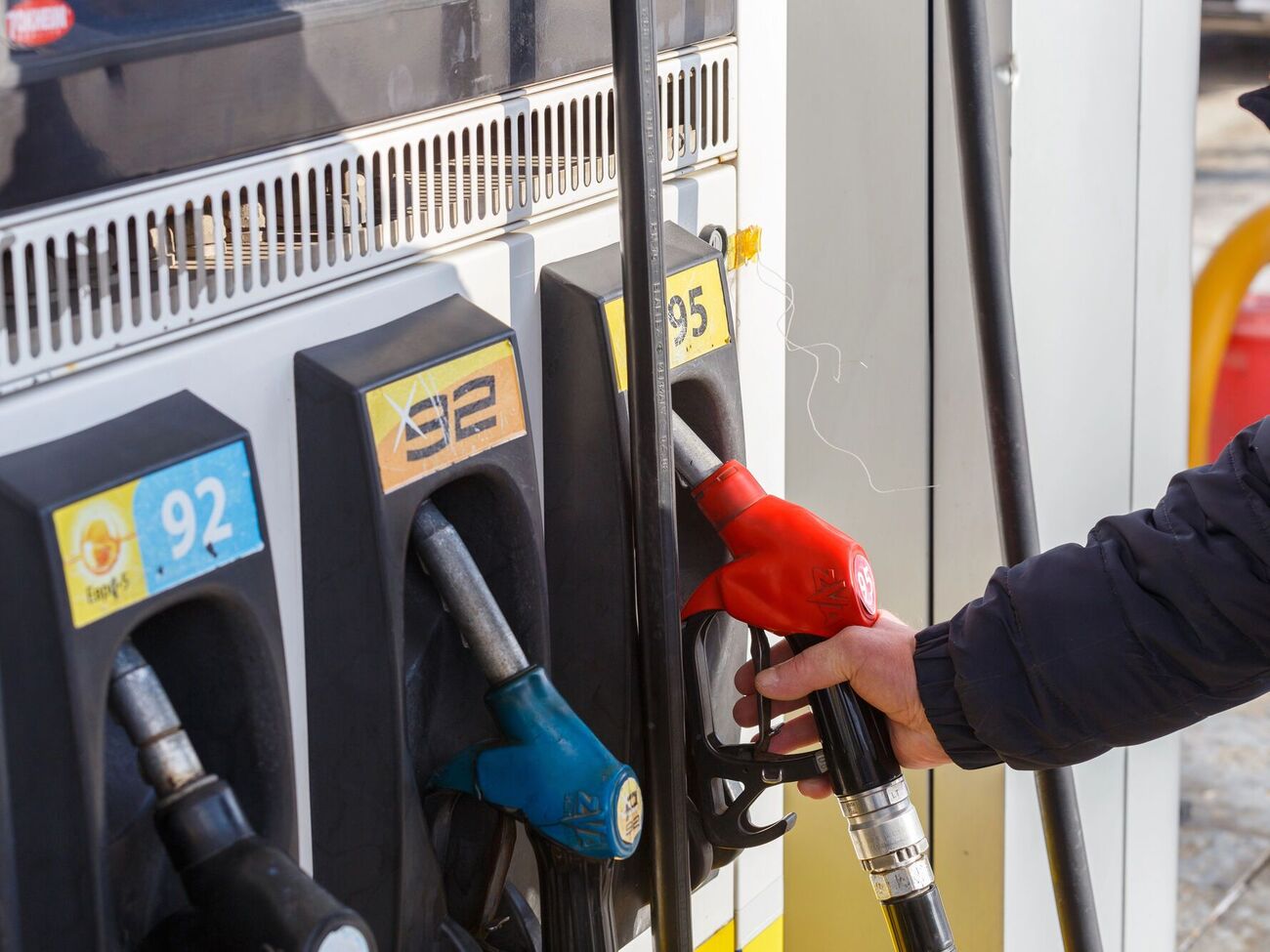 З початку року бензин на АЗС у РФ подорожчав більш ніж на 10%.