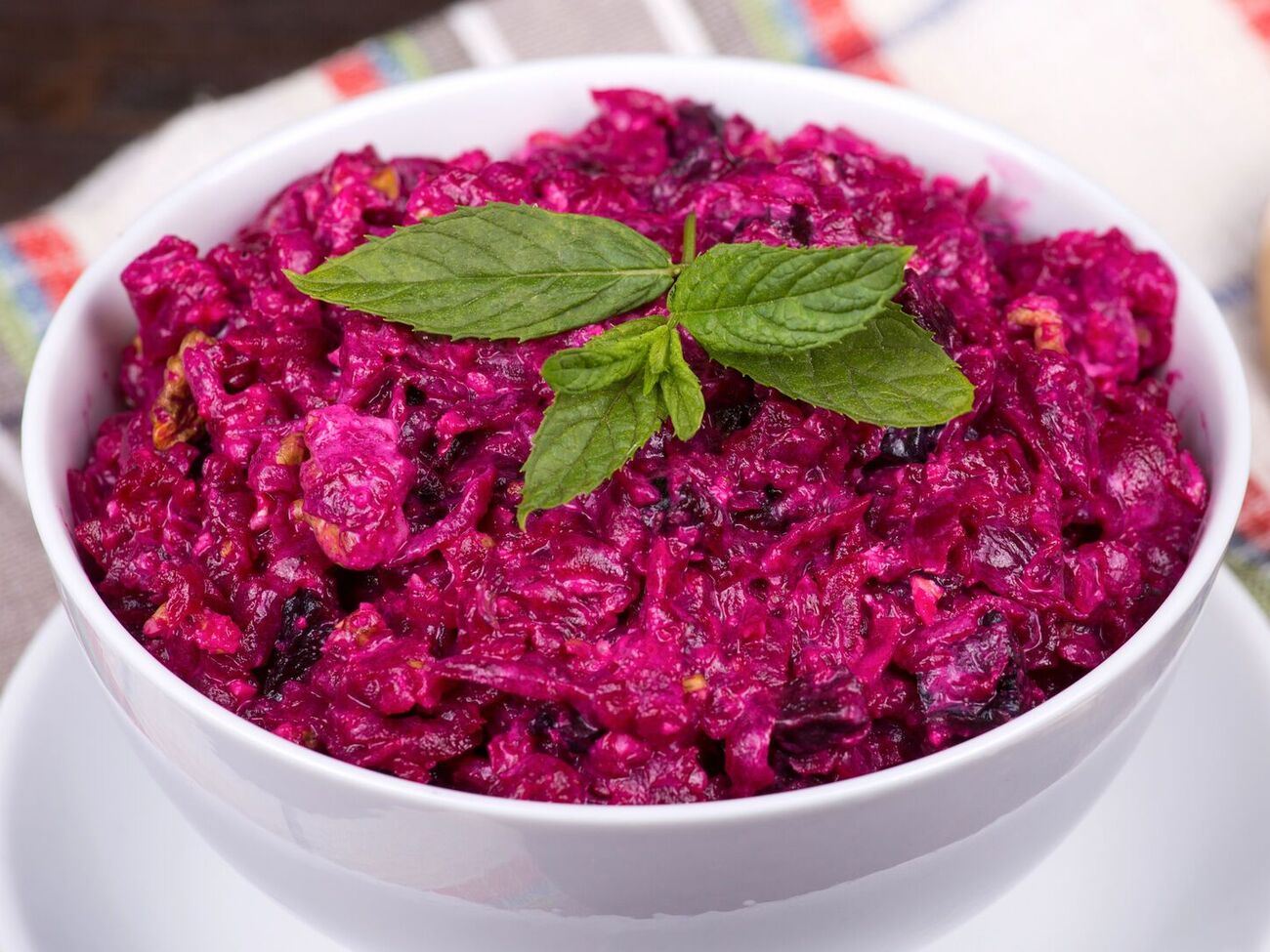 Для салата понадобится 50 г свежей клюквы