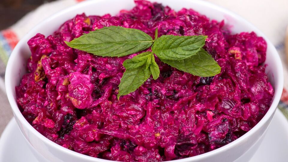 Для салата понадобится 50 г свежей клюквы