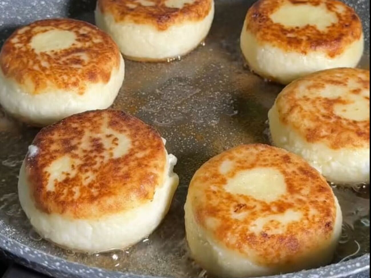 Для приготовления сырников понадобится манка