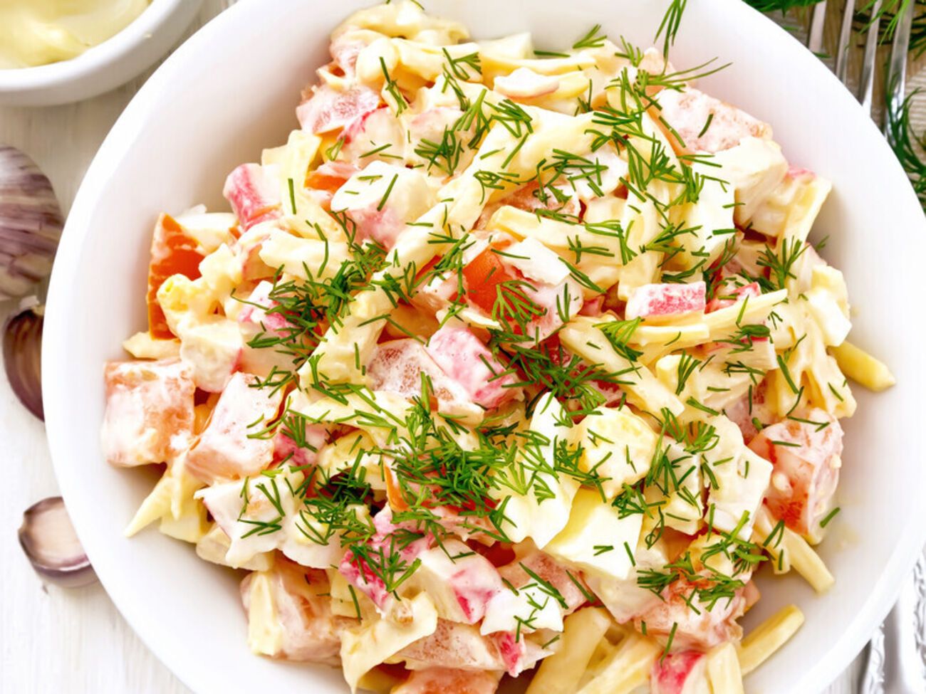 Для салата сварите три яйца