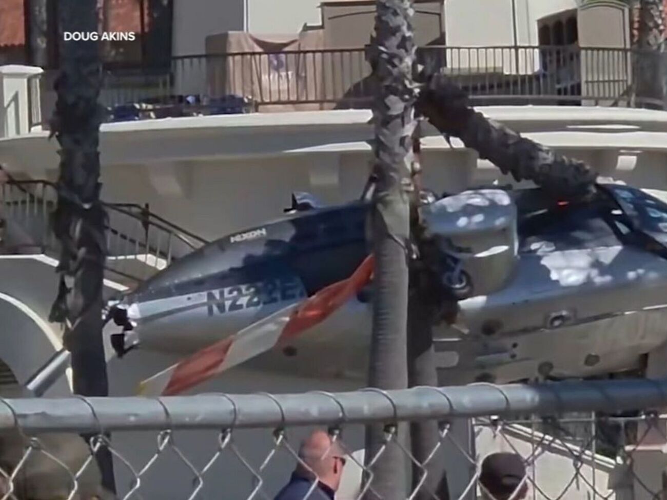 Городские чиновники рассказали CBS News, что двух человек на вертолете извлекли из-под обломков живыми