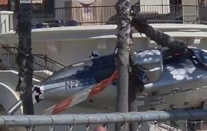 Городские чиновники рассказали CBS News, что двух человек на вертолете извлекли из-под обломков живыми