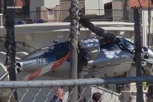 Городские чиновники рассказали CBS News, что двух человек на вертолете извлекли из-под обломков живыми