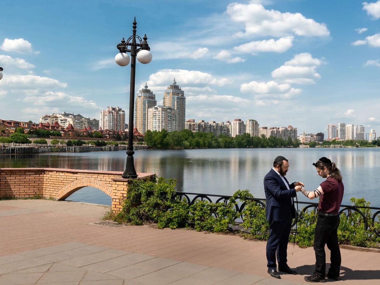 Группа неизвестных молодых людей, находясь возле здания синагоги, начали выкрикивать антисемитские лозунги, сообщила полиция