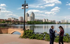 Группа неизвестных молодых людей, находясь возле здания синагоги, начали выкрикивать антисемитские лозунги, сообщила полиция