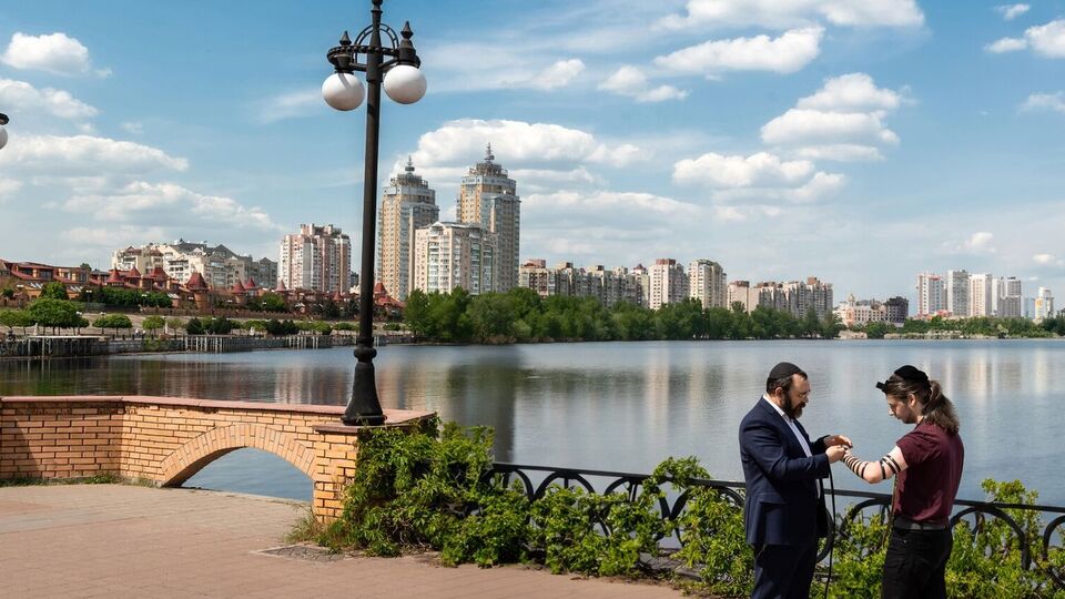 Группа неизвестных молодых людей, находясь возле здания синагоги, начали выкрикивать антисемитские лозунги, сообщила полиция