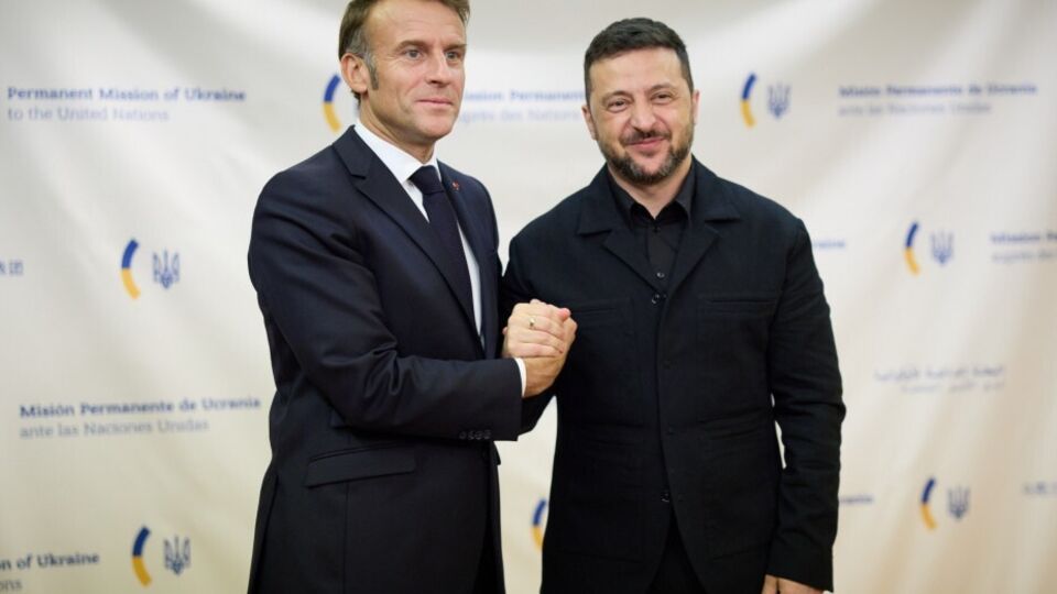 Зеленский поблагодарил Макрона и Францию за защиту жизни