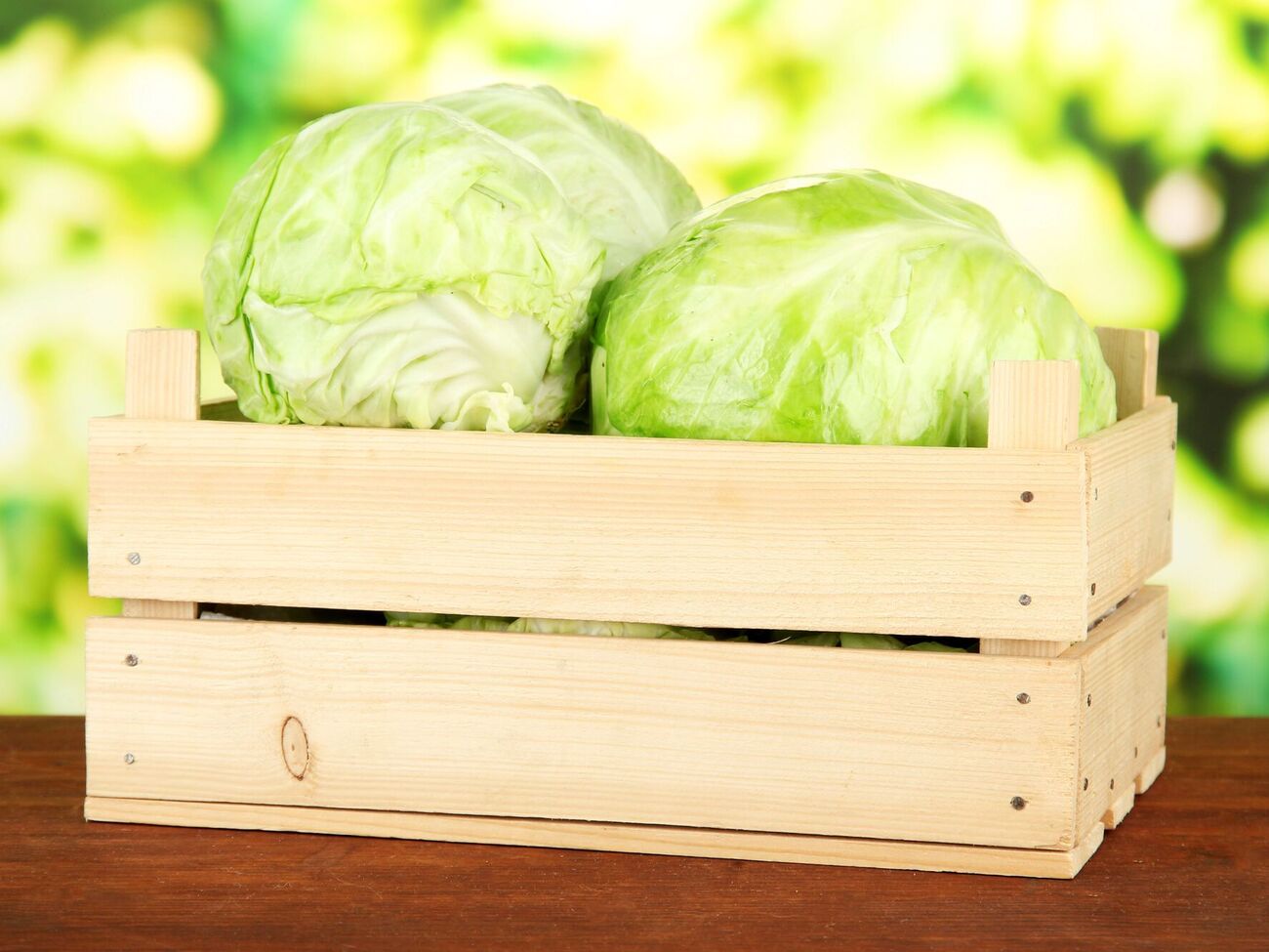 Для хранения капусту нужно сначала завернуть в бумажные полотенца, а затем замотать пищевой пленкой