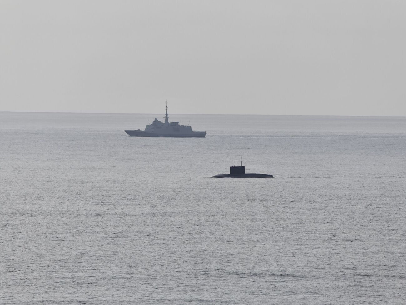 Французький фрегат стежить за російським підводним човном