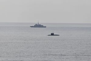 Французький фрегат стежить за російським підводним човном