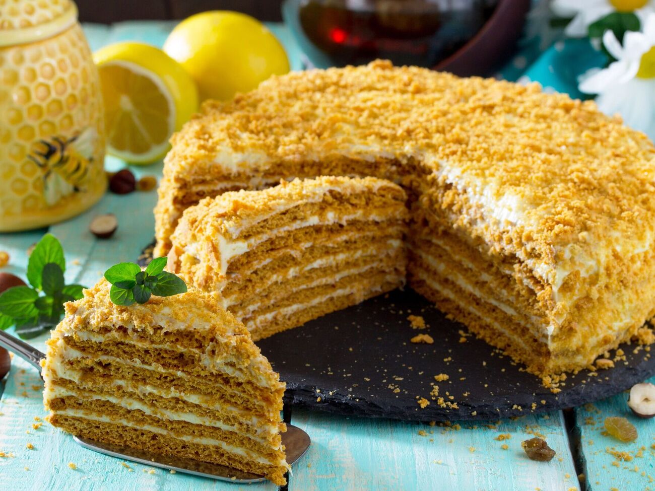 Для торта возьмите 500 г муки