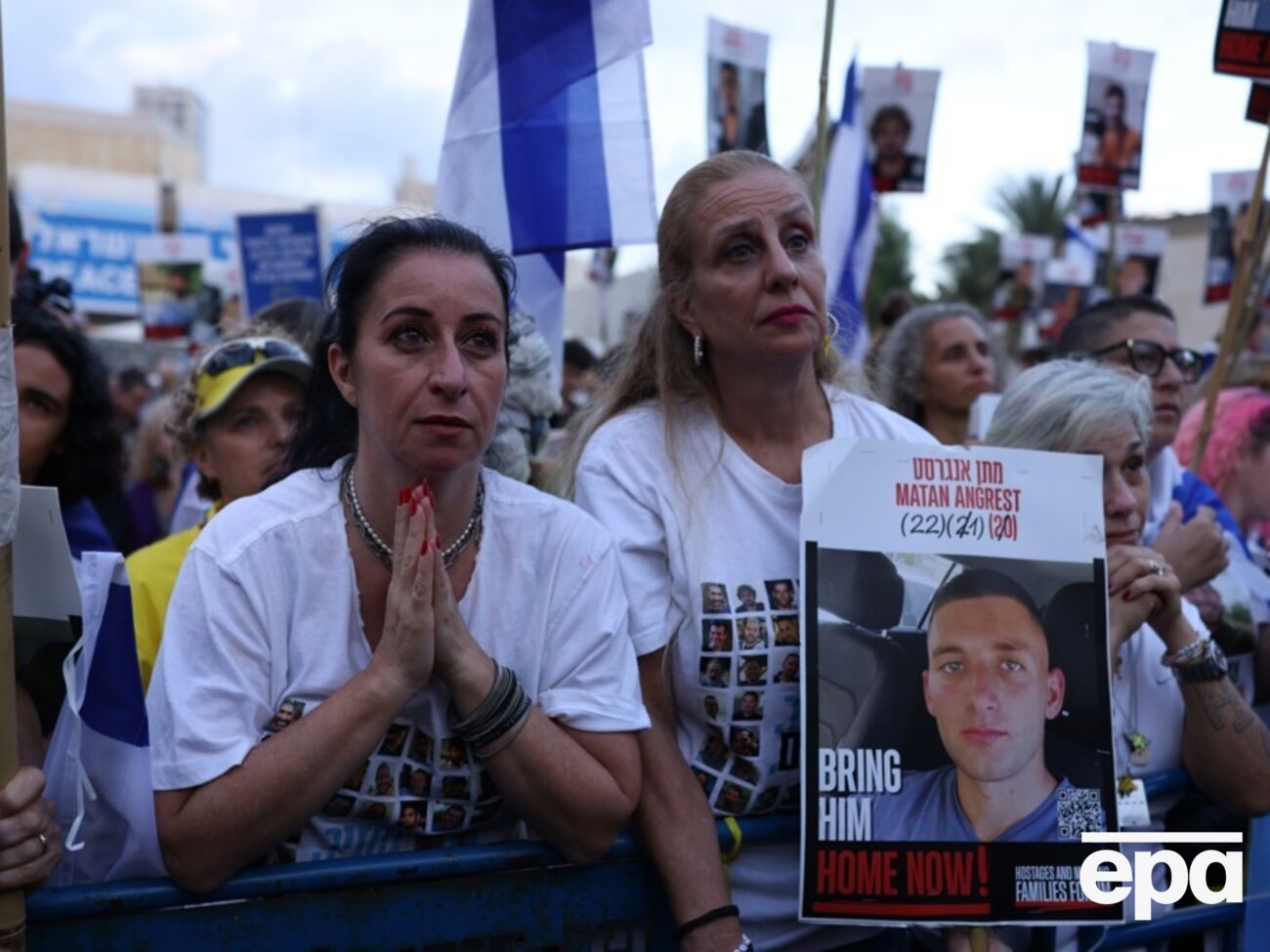 Люди, які зібралися в Тель-Авіві, чекають на звільнення заручників
