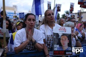 Люди, які зібралися в Тель-Авіві, чекають на звільнення заручників