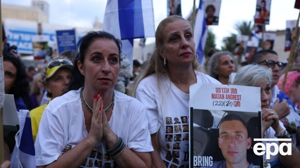 Люди, собравшиеся в Тель-Авиве, ждут освобождения заложников
