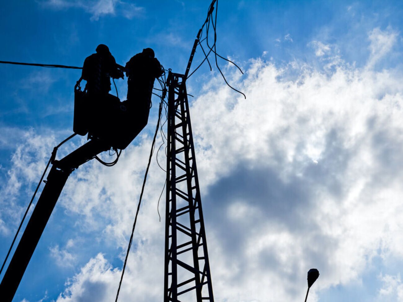 В каких областях Украины 13 октября 2025 года ввели экстренные и аварийные отключения света?