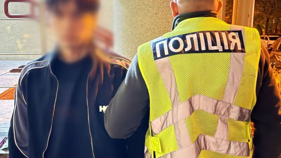 Оперативники встановили особу підозрюваного і протягом кількох годин розшукали його у квартирі товариша