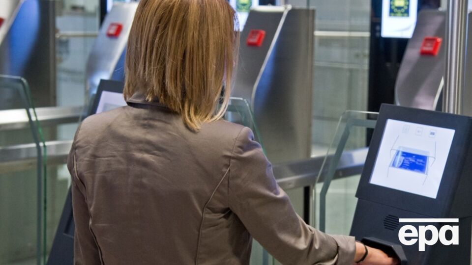 Новая система предполагает сбор биометрических данных: изображения лица и отпечатков четырех пальцев