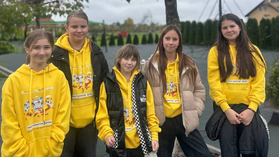 Осенняя смена включает спортивные игры, квесты, арт-терапию, экскурсии и творческие мастер-классы, отметили организаторы