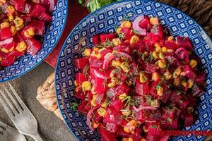 Перед подачей в салат добавляют укроп