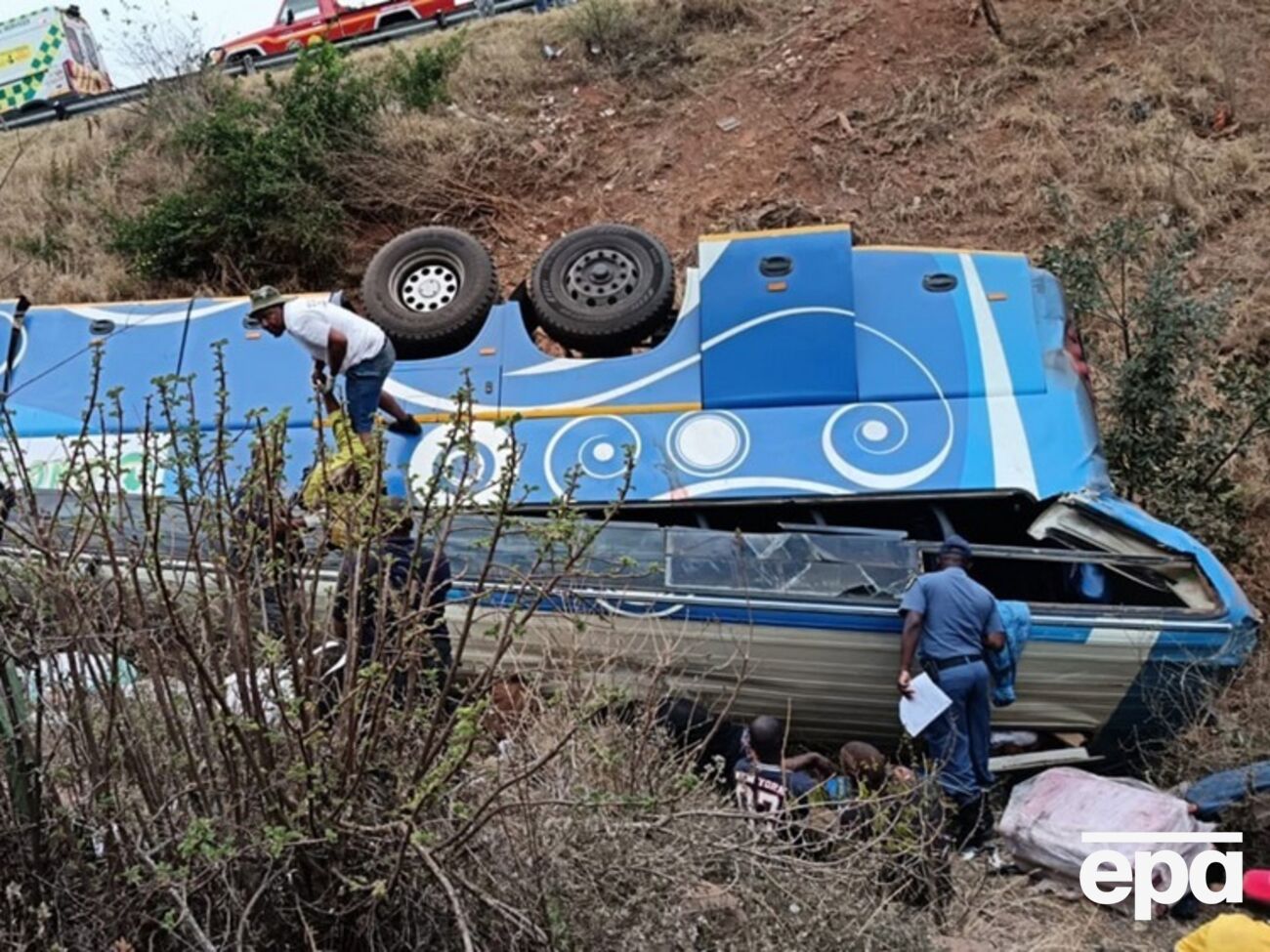 Автобус з'їхав із дороги на гірському перевалі й зірвався з насипу у провінції Лімпопо ввечері 12 жовтня