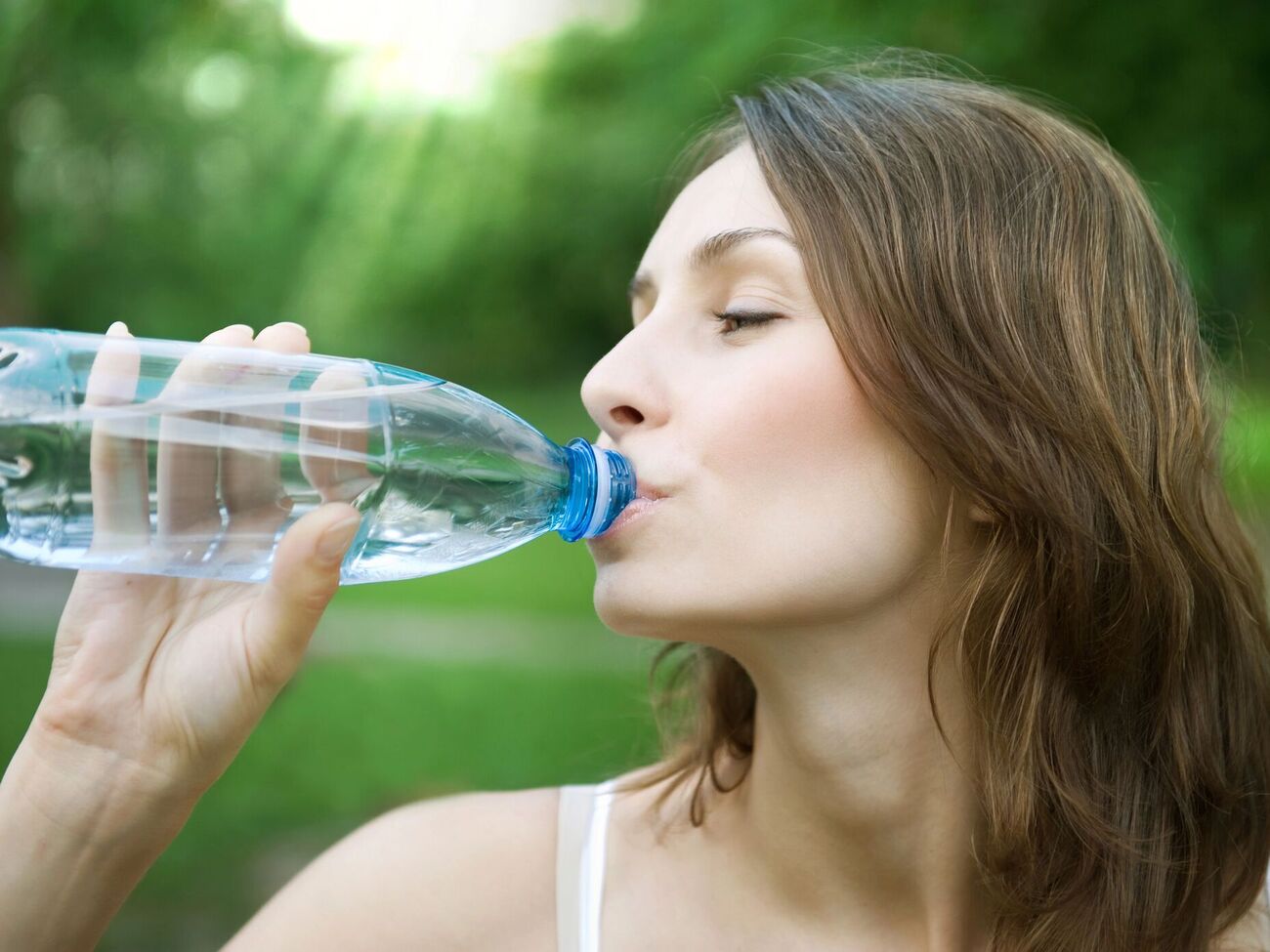 Бутилированную воду не стоит пить ежедневно, говорят ученые