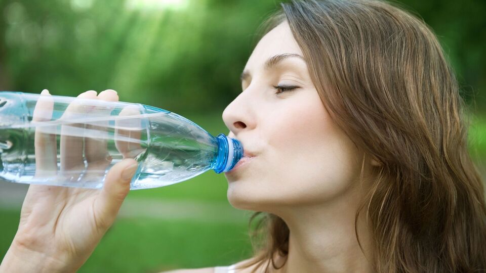 Воду в пляшках не треба пити щодня, кажуть науковці