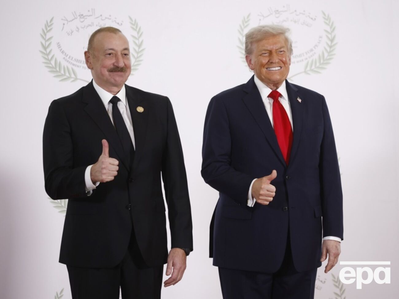 Трамп и Алиев показали большой палец вверх во время фото