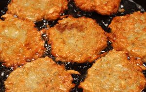 Для дерунів знадобиться 200 г адигейського сиру