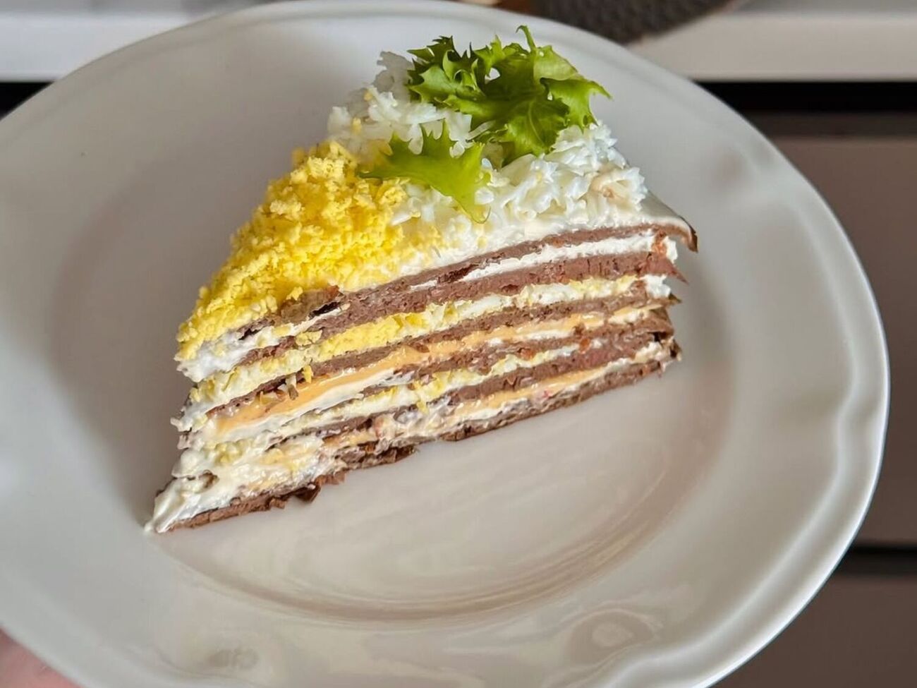 Печеночный торт должен настояться в холодильнике несколько часов