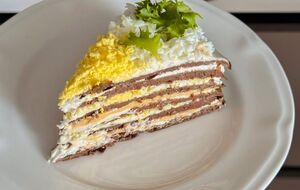 Печеночный торт должен настояться в холодильнике несколько часов