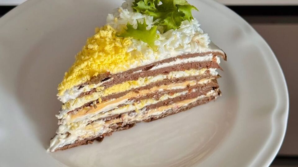 Печеночный торт должен настояться в холодильнике несколько часов