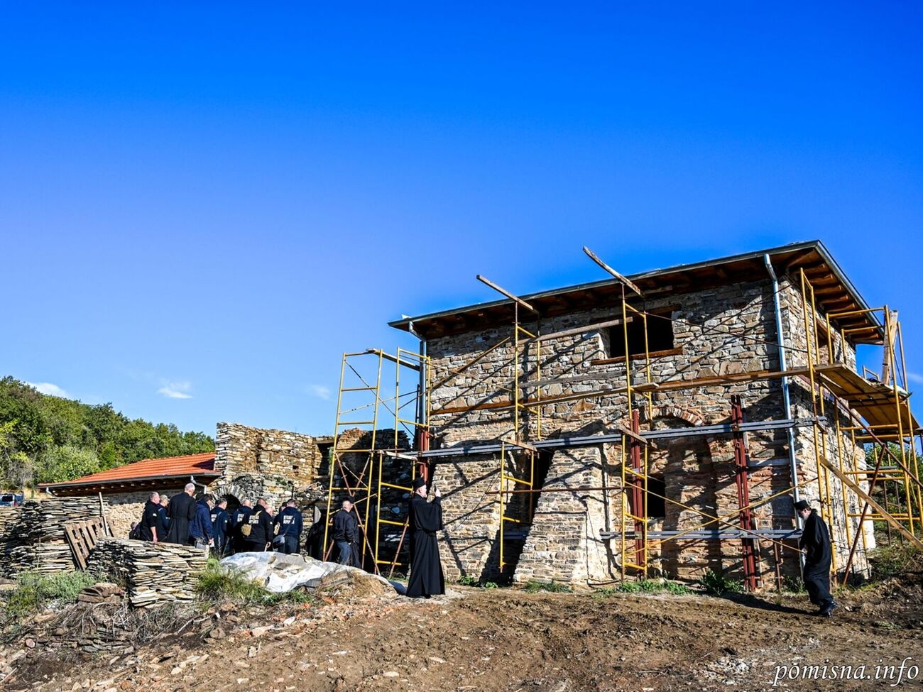 Исихастирион находится на попечении иеромонаха Паисия