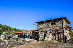 Исихастирион находится на попечении иеромонаха Паисия