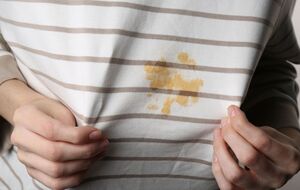 С помощью уксуса можно убрать кофейное пятно с одежды