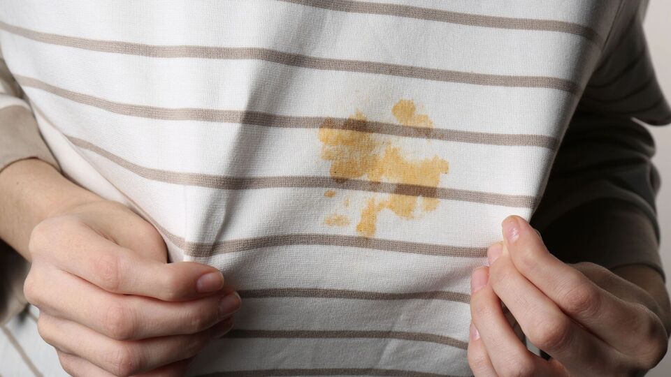 С помощью уксуса можно убрать кофейное пятно с одежды