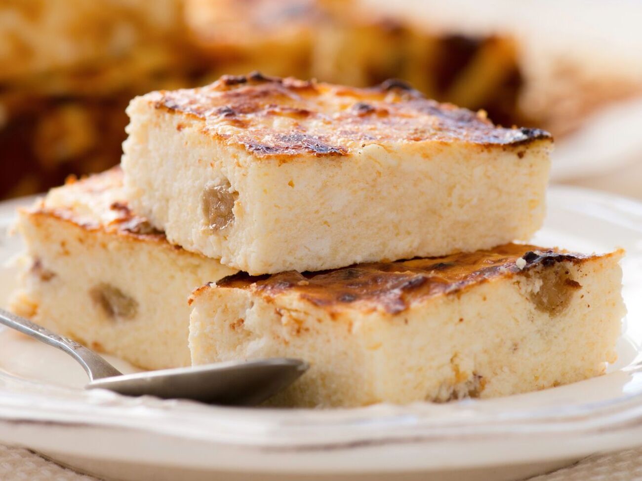 Для запеканки возьмите 600 г творога и 300 г сыра маскарпоне