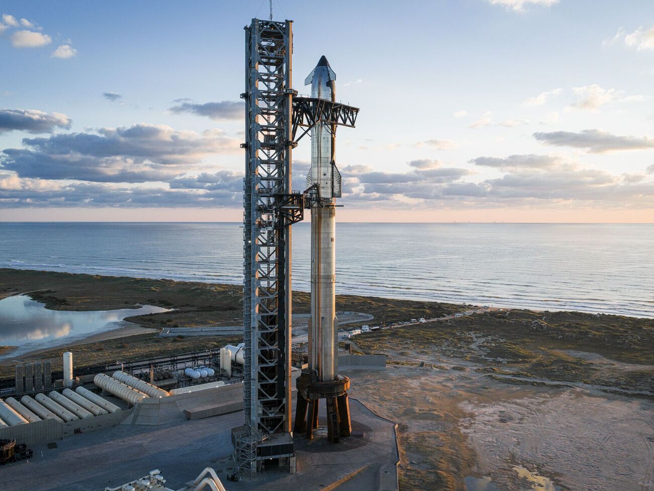 Две ступени звездолета имеют высоту до 120 метров