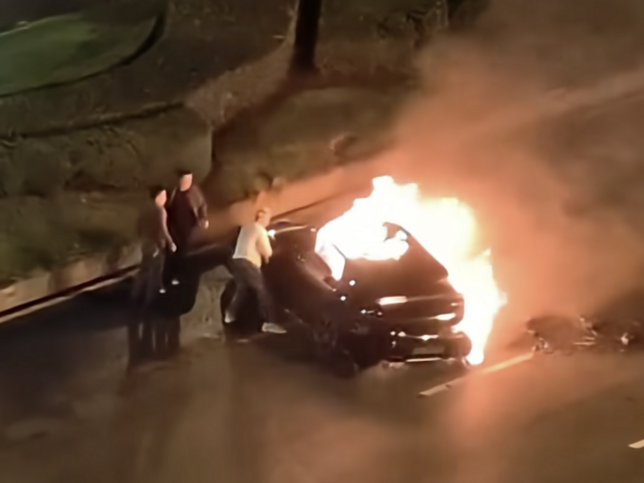 Кузов Xiaomi SU7 практически не деформировался, но наружная дверь с электронным замком не открывалась