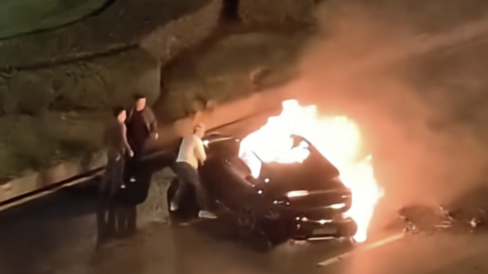 Кузов Xiaomi SU7 практически не деформировался, но наружная дверь с электронным замком не открывалась