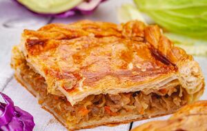 Заливной пирог готовят быстро