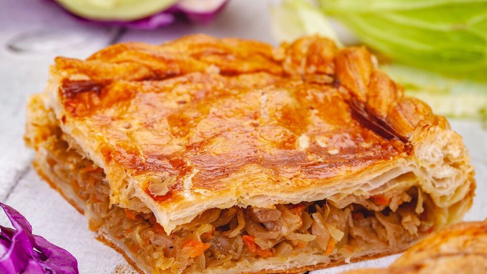 Заливной пирог готовят быстро