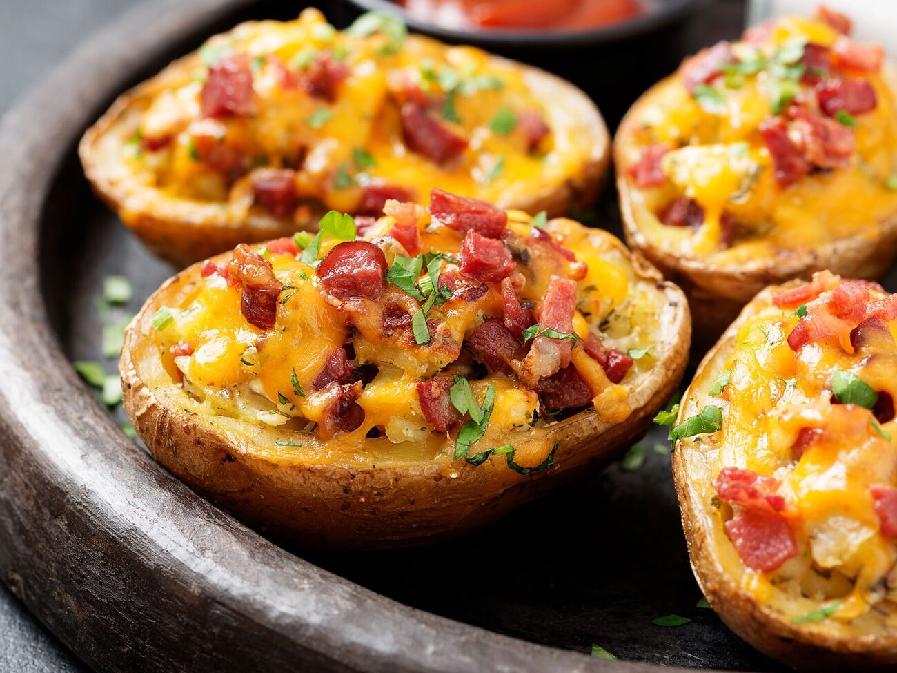 В картофельной кожуре и зеленых овощах очень много магния