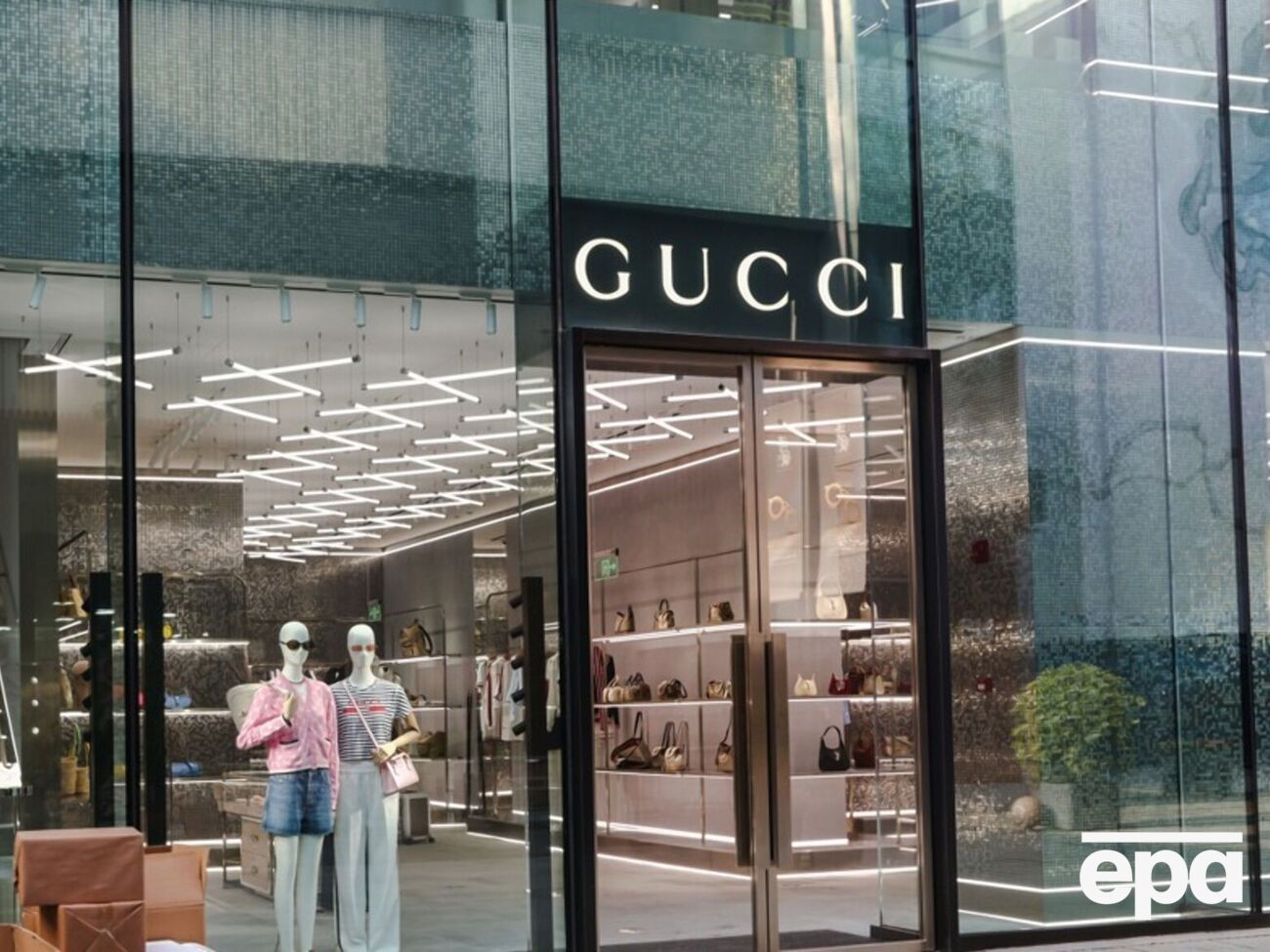 Самый большой штраф получила Gucci – €119,7 млн, отмечает ЕК