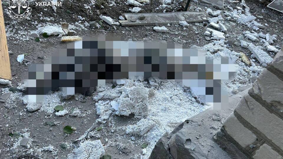 По данным следствия, в результате атаки РФ в Херсоне 14 октября 2025 года погибли мужчина и две женщины