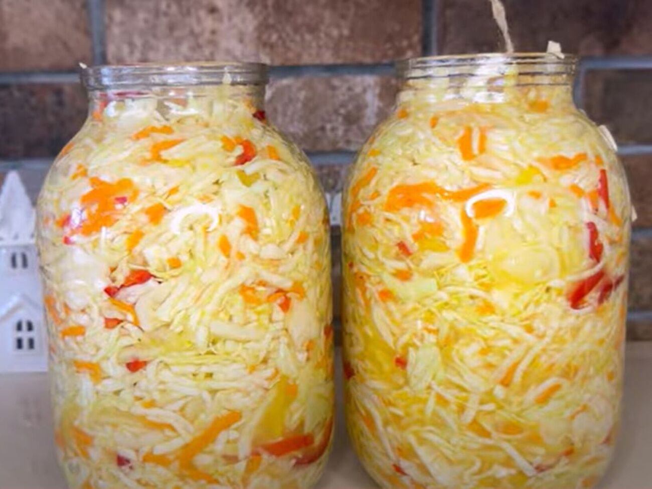 Салат в банках будет храниться в холодильнике около месяца