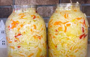 Салат в банках будет храниться в холодильнике около месяца